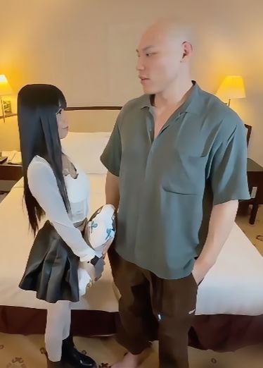 【萝莉与野兽，这身材差也太多了】被肌肉狗抱起来疯狂猛操，浑身纹身的娇小身材小妹，快要被男主操死了 0XW