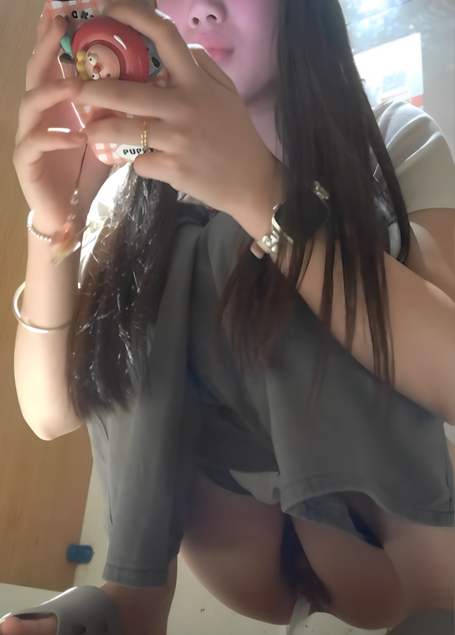 厕所偷拍小姐姐还在划手机 Jdl